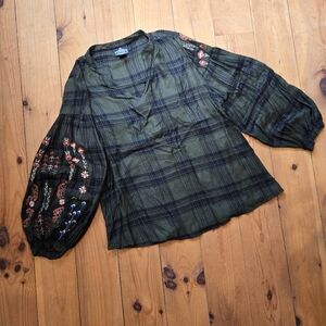Chic Green Plaid Boho Top with Embroidered Sleeves